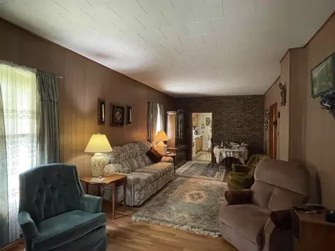 719 E Taylor St, Benton, IL 62812 photo 10