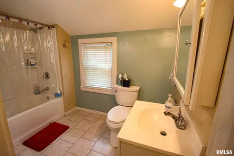 909 Oak St, Carmi, IL 62821 photo 14