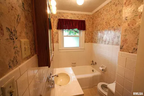 909 Oak St, Carmi, IL 62821 photo 12