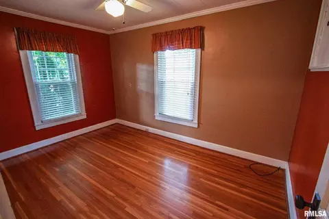 909 Oak St, Carmi, IL 62821 photo 11