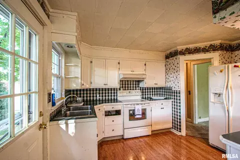 909 Oak St, Carmi, IL 62821 photo 7