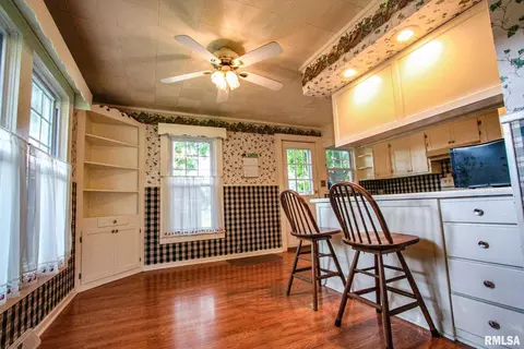 909 Oak St, Carmi, IL 62821 photo 8