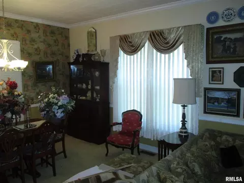 1201 S Main St, Benton, IL 62812 photo 5