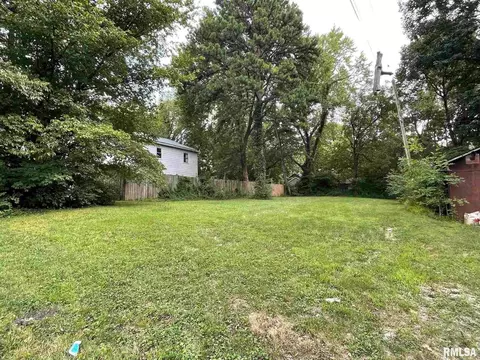 415 W Sycamore St, Carbondale, IL 62901