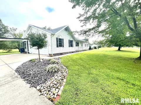 8 Agape Ln, Centralia, IL 62801 photo 2