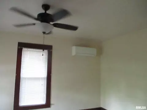 811 S Emma St, Christopher, IL 62822 photo 4