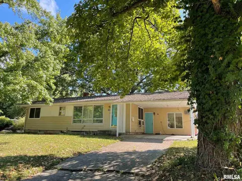 1008 N Maple St, Benton, IL 62812 photo 4