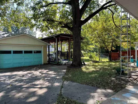 1008 N Maple St, Benton, IL 62812 photo 6