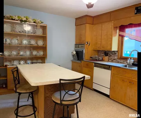 1008 N Maple St, Benton, IL 62812 photo 17