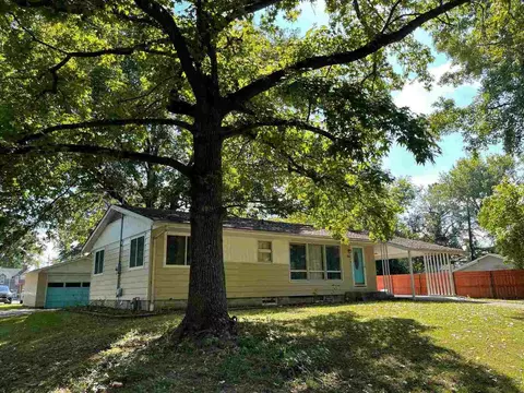 1008 N Maple St, Benton, IL 62812 photo 3