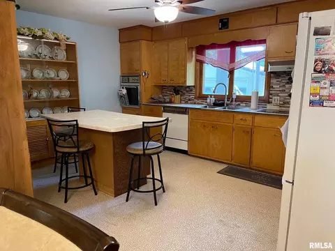 1008 N Maple St, Benton, IL 62812 photo 13