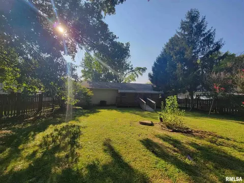 1208 N Maple St, Benton, IL 62812 photo 4