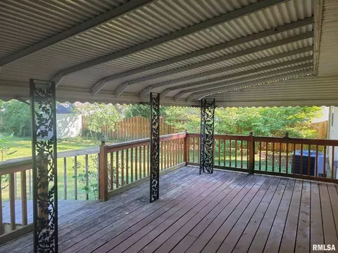 1208 N Maple St, Benton, IL 62812 photo 2