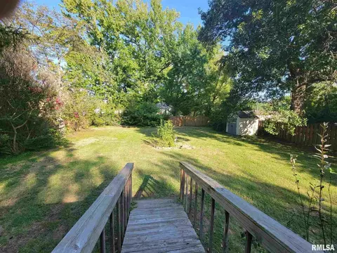 1208 N Maple St, Benton, IL 62812 photo 3