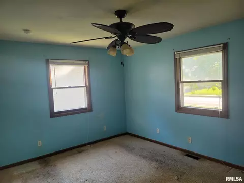 1208 N Maple St, Benton, IL 62812 photo 12