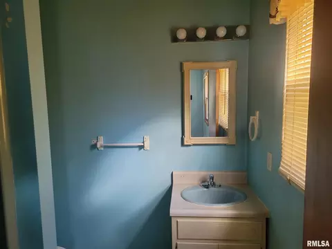 1208 N Maple St, Benton, IL 62812 photo 13