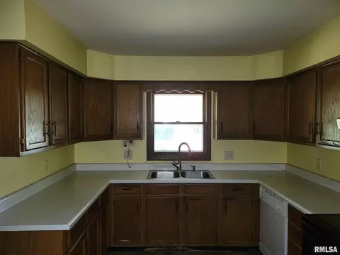1208 N Maple St, Benton, IL 62812 photo 5