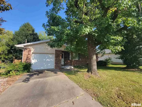 1208 N Maple St, Benton, IL 62812 photo 1