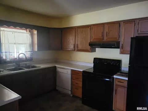 1208 N Maple St, Benton, IL 62812 photo 6