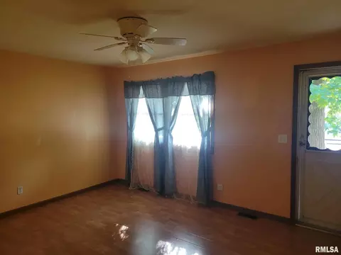 1208 N Maple St, Benton, IL 62812 photo 8