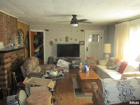 109 W Main St, Buckner, IL 62819 photo 6
