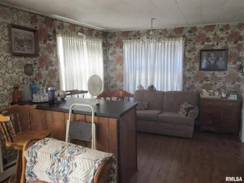109 W Main St, Buckner, IL 62819 photo 8
