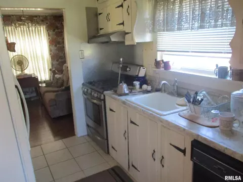 109 W Main St, Buckner, IL 62819 photo 15