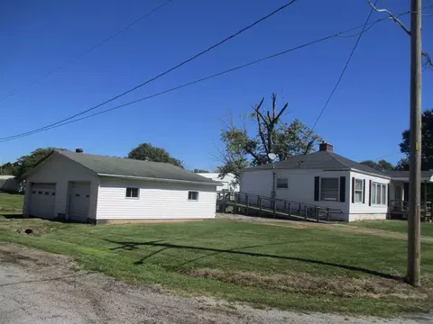 109 W Main St, Buckner, IL 62819 photo 2