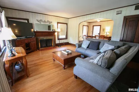 708 W Main St, Carmi, IL 62821 photo 3