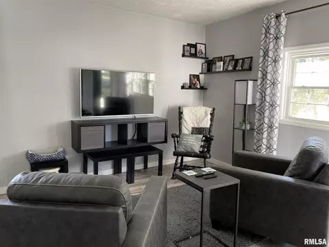 733 E Taylor St, Benton, IL 62812 photo 12