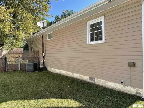 733 E Taylor St, Benton, IL 62812 photo 5