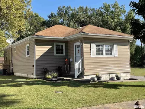 733 E Taylor St, Benton, IL 62812 photo 2