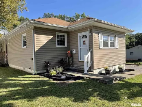 733 E Taylor St, Benton, IL 62812 photo 1