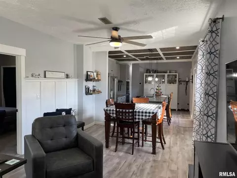 733 E Taylor St, Benton, IL 62812 photo 14