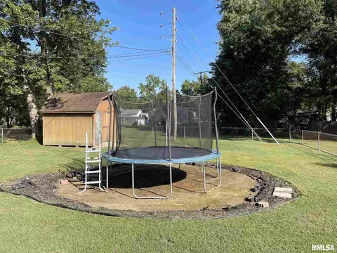 733 E Taylor St, Benton, IL 62812 photo 9