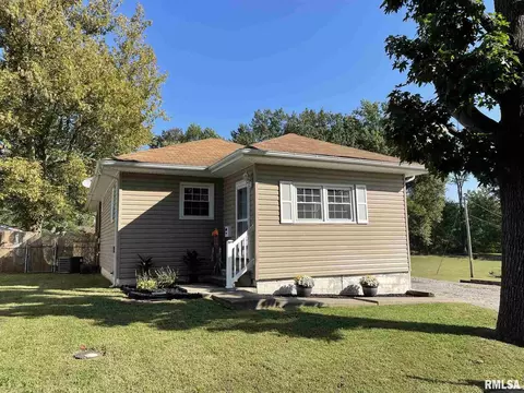 733 E Taylor St, Benton, IL 62812 photo 4