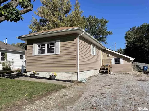 733 E Taylor St, Benton, IL 62812 photo 3