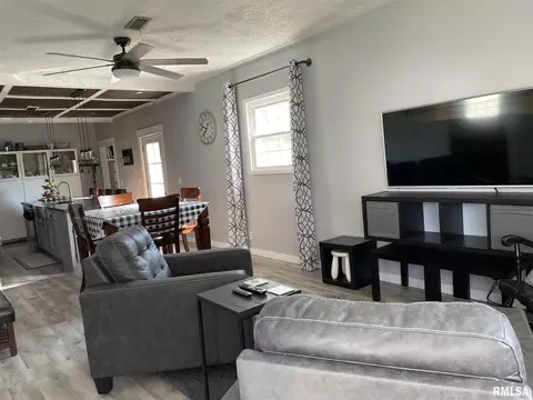 733 E Taylor St, Benton, IL 62812 photo 13
