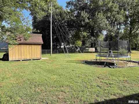 733 E Taylor St, Benton, IL 62812 photo 10