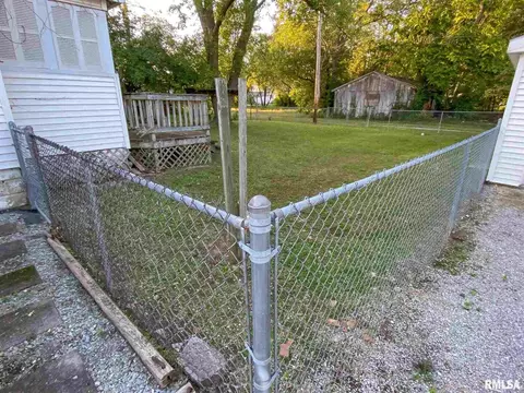 210 W 7th St, Flora, IL 62839 photo 3