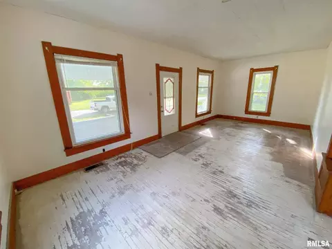 210 W 7th St, Flora, IL 62839 photo 17