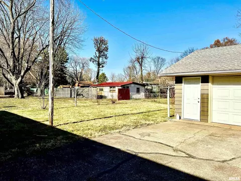 531 Smith St, Benton, IL 62812 photo 2
