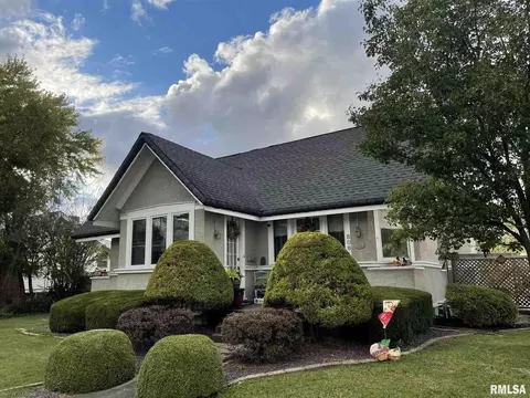 606 W Main St, Carmi, IL 62821 photo 1