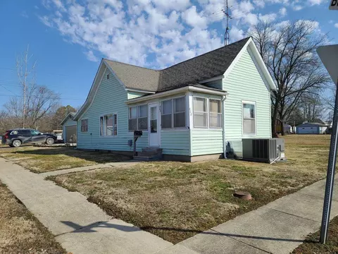 862 Madison St, Eldorado, IL 62930 photo 2