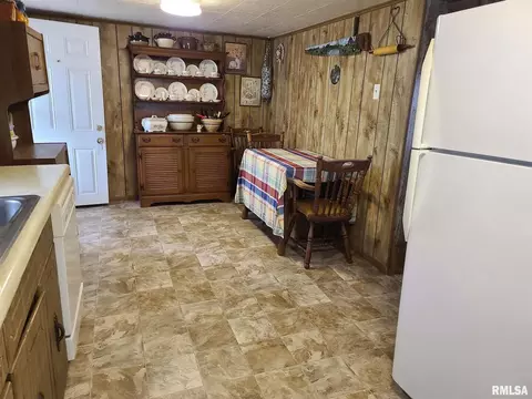 862 Madison St, Eldorado, IL 62930 photo 5