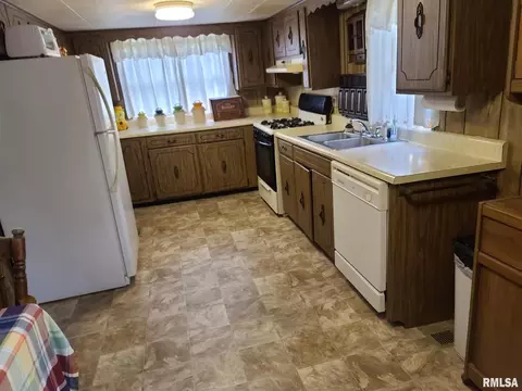 862 Madison St, Eldorado, IL 62930 photo 3