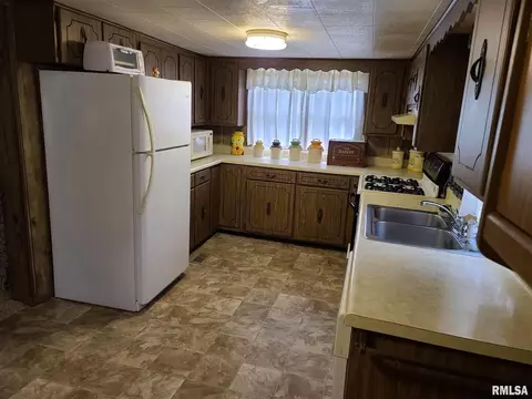 862 Madison St, Eldorado, IL 62930 photo 4