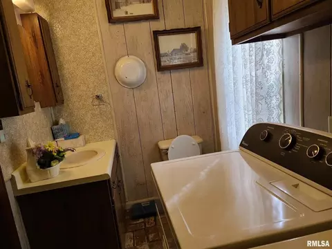 862 Madison St, Eldorado, IL 62930 photo 11