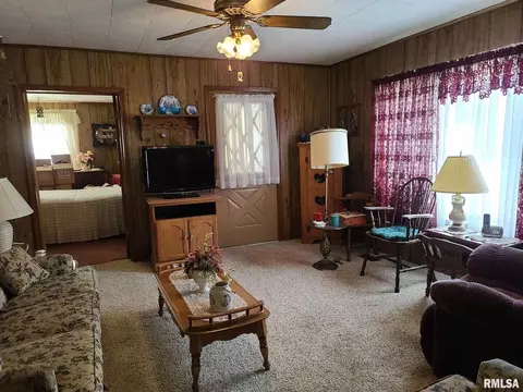 862 Madison St, Eldorado, IL 62930 photo 8