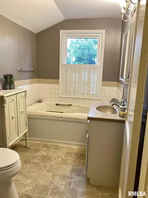 815 N Main St, Benton, IL 62812 photo 26